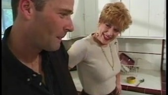 Younger man fuck mature woman in the kitchen !