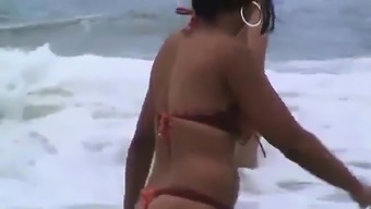 Public beach sex of a voyeur horny couple