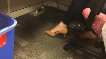 candid heels au bureau today