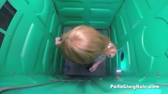 Porta Gloryhole redhead girl sucking cocks in public