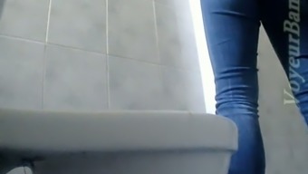 Sexy lean white chick in tight jeans pissing in the toilet