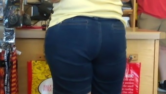 WiDe PLuMP BuBBLe ASS MaTuRe PAWG in JeaNs SHorTs (3)