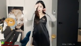 korean camgirl shows her curvy body