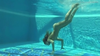 Beautiful Russian-French nympho Anna Zlatavlaska and her awesome underwater solo