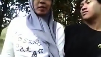 indonesia-cewek jilbab ciuman sama pacar