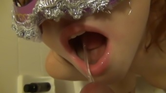 Piss drinking - blow and pee - hear her swallow