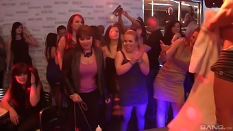 Girls night out turns into massive blowjob fest for a lucky dancer