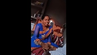Desi Bhabhi Giving Handjob To her Lover