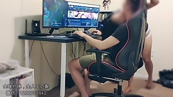 Chinese boyfriend playing oral sex game