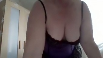 Fucking awesome masturbation of chubby amateur webcam whore