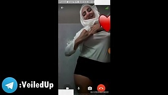 Iraq girl IN A HIJAB shows off the goods