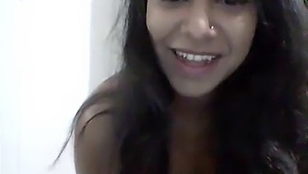 Sexy indian babe on cam
