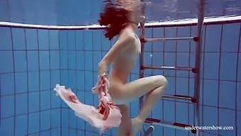 Big natural tits of Italian beauty Martina in public pool