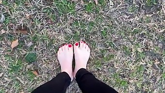 Foot fetish fun with a sexy feet woman