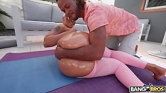 Ebony babe Daphne gets her big ass fucked in the sun