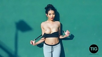 Nude Reyna performs a striptease on the tennis court