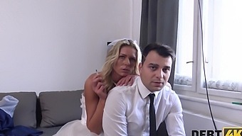 Czech bride gets a surprise blowjob before the wedding